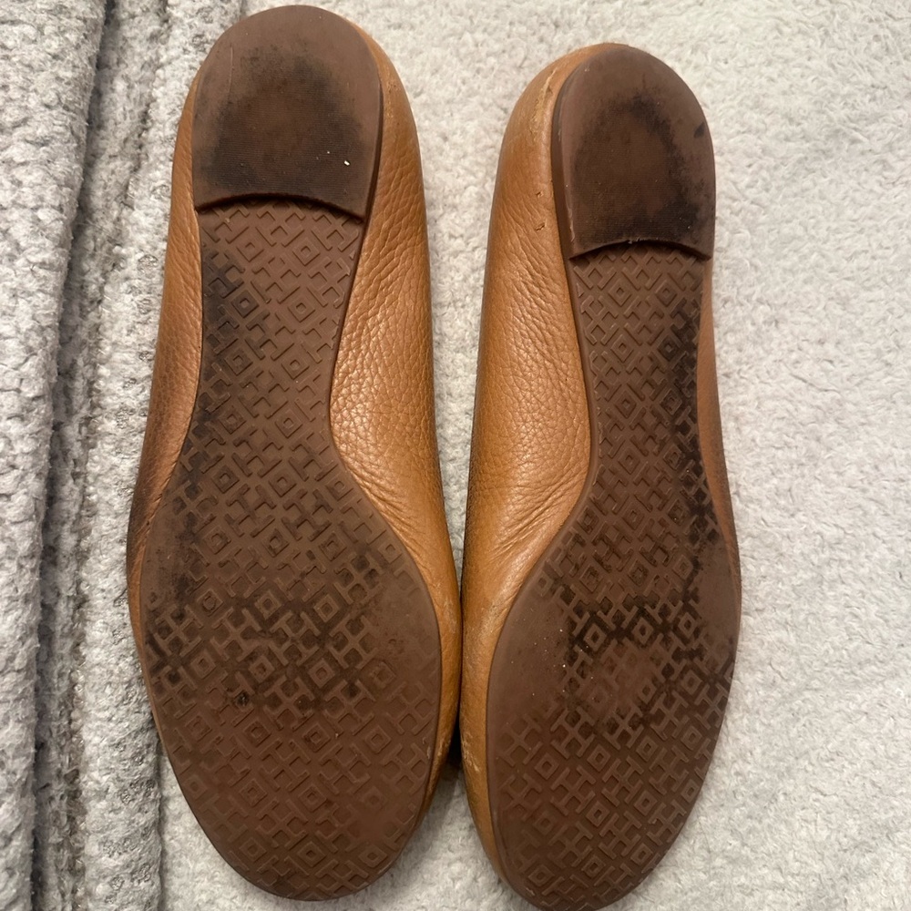 Tory Burch Tan Leather Loafers with Gold Emblem - Picture 4 of 4